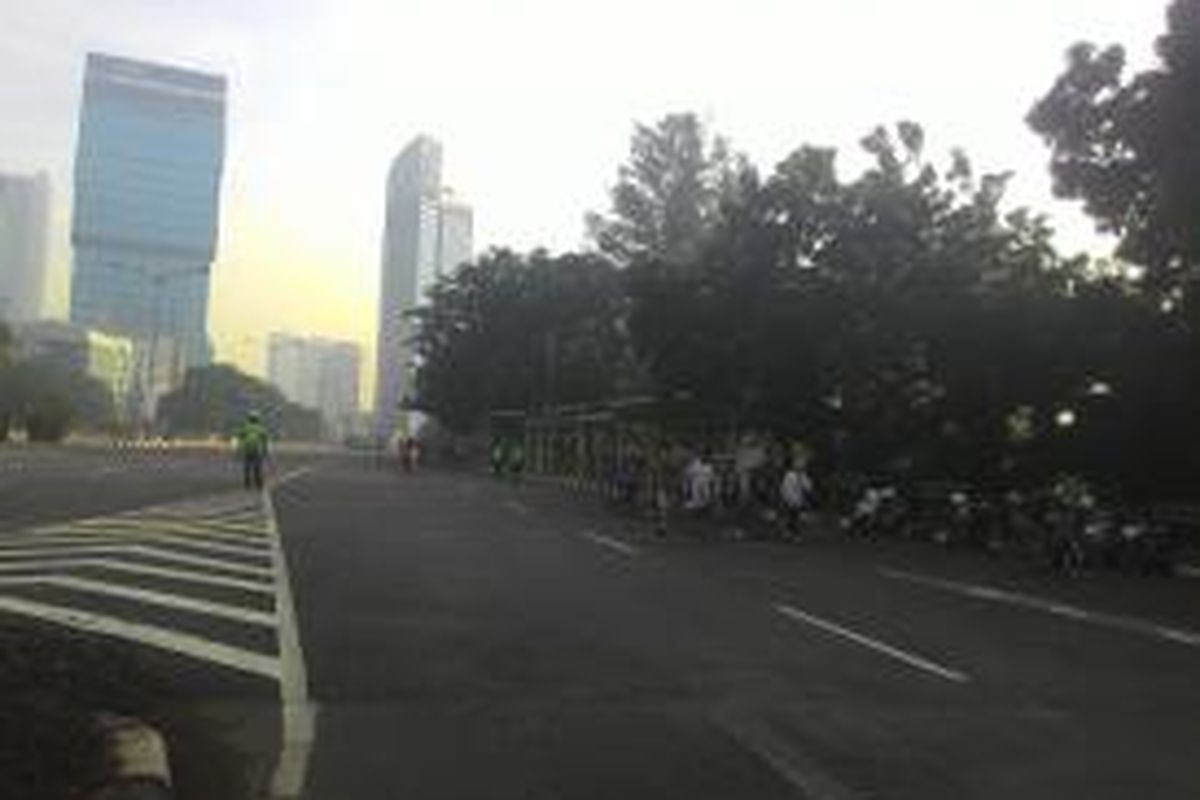 Tak ada CFD pada Minggu (19/4/2015) di Jalan Jenderal Sudirman, tetapi masih banyak warga yang berolahraga.