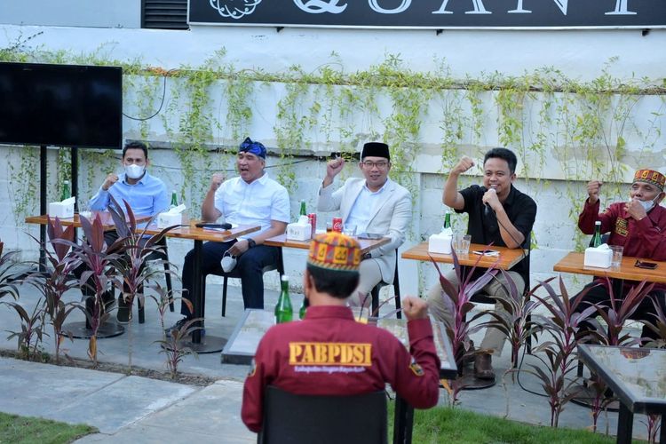 Gubernur Jawa Barat Ridwan Kamil saat bertemu para pengurus PABPDSI Provinsi Aceh dan Sumatera Utara di Cafe Quantum Coffee Kota Banda Aceh, Minggu (26/12/2021).
