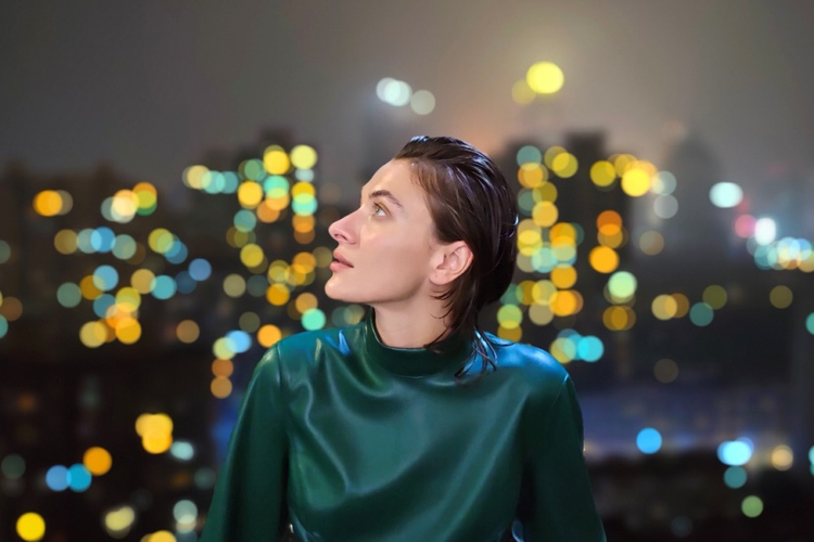 Hasil foto menggunakan fitur Night Flare Portrait milik Oppo Reno4