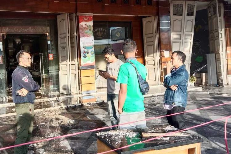 Toko kue Elna di Bukittinggi terbakar, Senin (23/5/2022) dinihari. Kerugian ditaksir Rp 1,2 miliar.