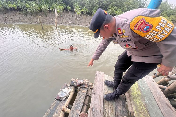 Petugas memperlihatkan penemuan potongan payudara di Surabaya, Kamis (7/12/2023)