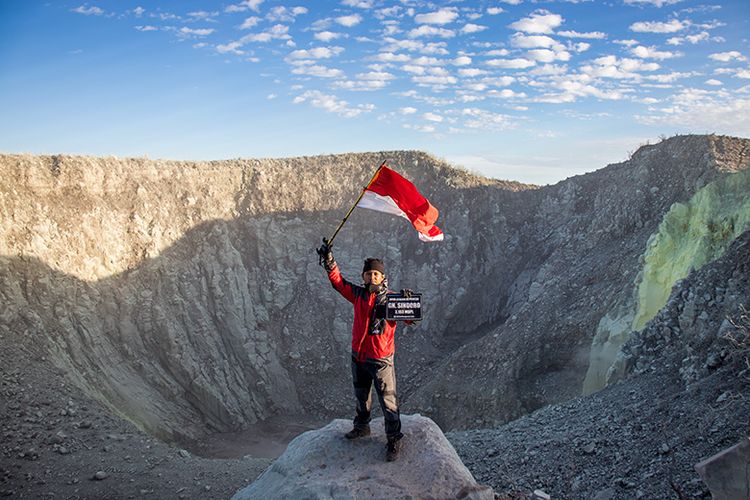 Seorang pendaki di Puncak Gunung Sindoro.