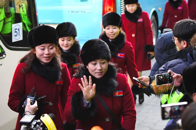 Pasukan pendukung Korea Utara yang beranggotakan lebih dari 200 perempuan muda tiba di Pyeongchang, Rabu (7/2/2018).