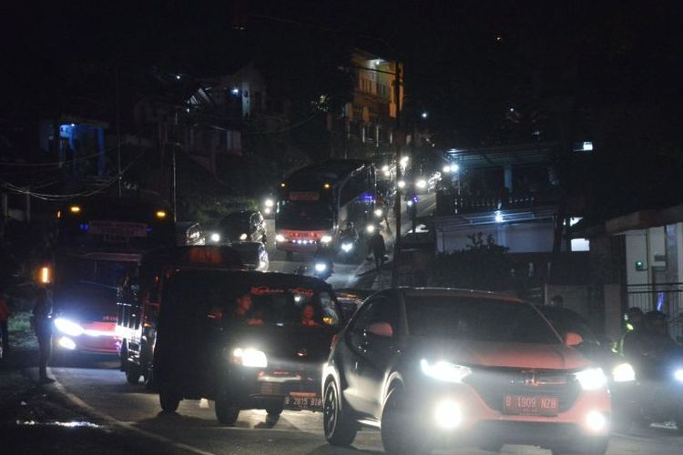 Sejumlah kendaraan mengantre dengan kondisi padat merayap di turunan setelah Simpang Nagreg, Kabupaten Bandung, Jawa Barat, Jumat (29/4/2022) malam. 