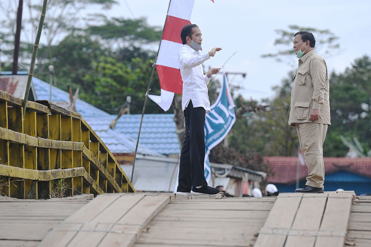 Presiden Joko Widodo (kiri) berbincang dengan Menteri Pertahanan Prabowo Subianto saat meninjau lahan yang akan dijadikan Food Estate atau lumbung pangan baru di Pulang Pisau, Kalimantan Tengah, Kamis (9/7/2020). Pemerintah menyiapkan lumbung pangan nasional untuk mengantisipasi krisis pangan dunia.