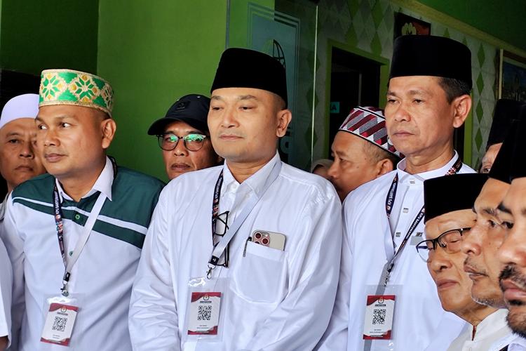 Gus Makki (tengah) dan Ali Ruchi (kiri), bakal calon bupati dan bakal calon wakil bupati Banyuwangi yang diusung oleh PKB.