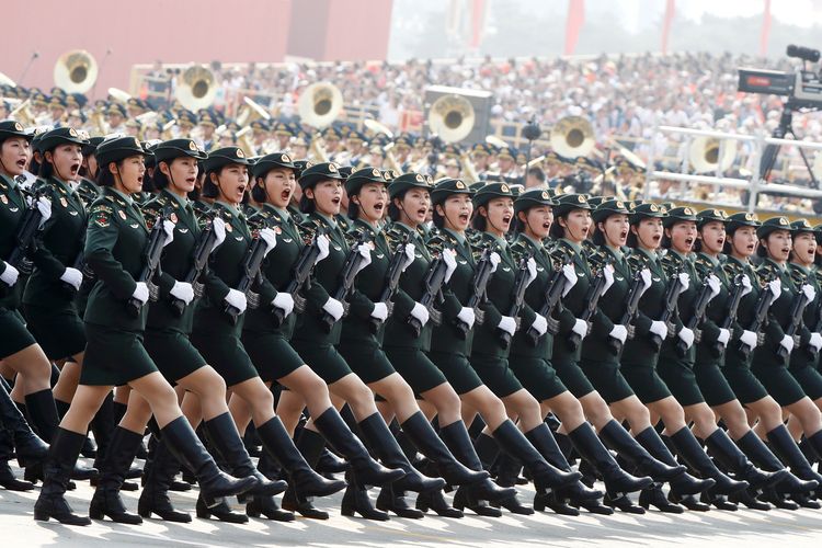 Pasukan perempuan dari Tentara Pembebasan Rakyat China (PLA) berbaris dalam parade militer memperingati HUT Ke-70 China yang berlangsung di Beijing, pada Selasa (1/10/2019).