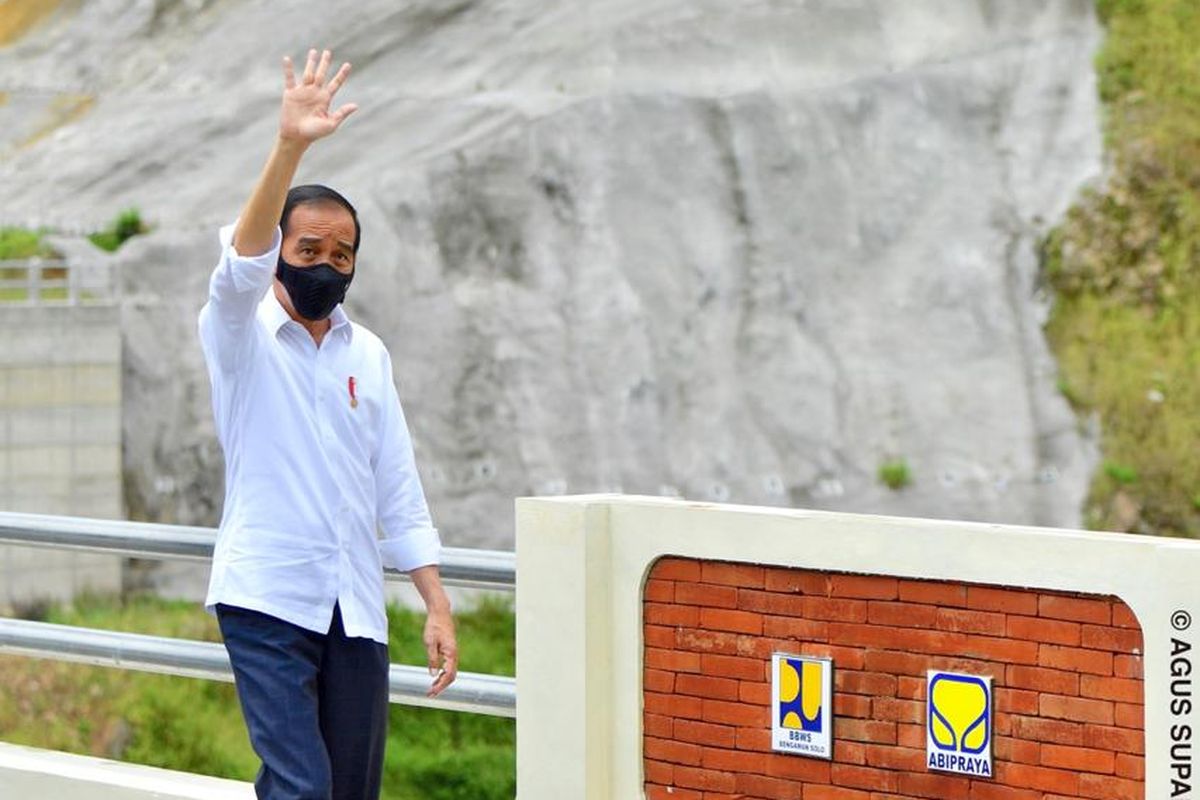 Presiden Jokowi saat berada di Bendungan Tukul di Pacitan, Jawa Timur, usai diresmikan, Minggu (14/12/2021).