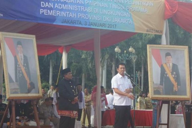 Menteri Pendayagunaan Aparatur Negara Reformasi Briokrasi Asman Abnur memberi sambutan dalam pelantikan PNS DKI di Lapangan Silang Monas Selatan, Selasa (3/1/2017). 