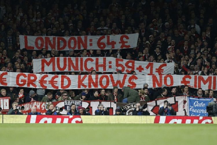 Suporter Bayern Muenchen membentangkan spanduk berisikan protes soal harga tiket pertandingan saat pertandingan kontra Arsenal di Stadion Emirates, Selaasa (7/3/2017). 