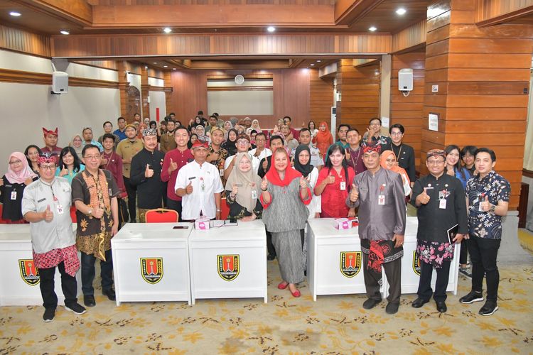 Wali Kota Semarang Hevearita Gunaryanti Rahayu dalam Rapat Monitoring dan Evaluasi Pelayanan Pengaduan Sapa Mbak Ita Catur Wulan II di Gedung Moch Ichsan, Balaikota Semarang, Kamis (5/9/2024).