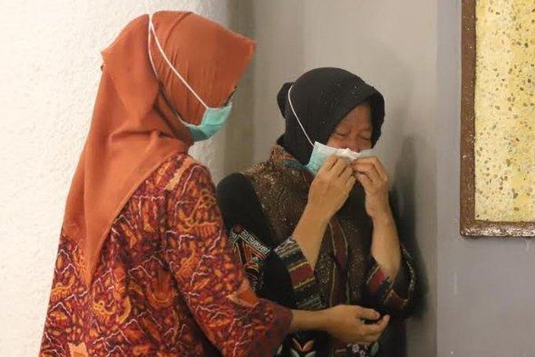 Tri Rismaharini sesaat setelah menerima bantuan khusus dari BIN untuk penanganan covid-19 di Surabaya 
