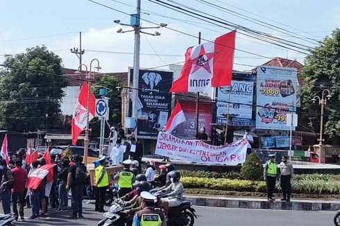 Demo di DPRD Jember, Puluhan Mahasiswa Tolak Tambak dan Tambang Pasir Besi 