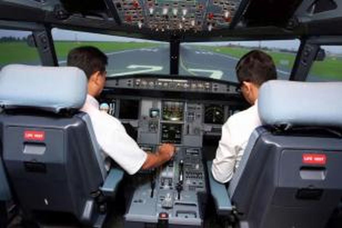 Calon pilot berlatih di dalam mesin simulator penerbangan milik Garuda Indonesia di Pusdiklat Garuda, Kosambi, Jakarta Barat, Kamis (26/6/2014). Pelatihan keselamatan penerbangan bagi awak kabin semakin menjadi prioritas utama bagi maskapai penerbangan.