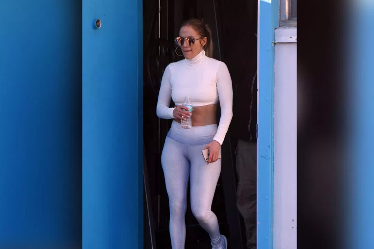 Jennifer Lopez usai berolahraga di gym