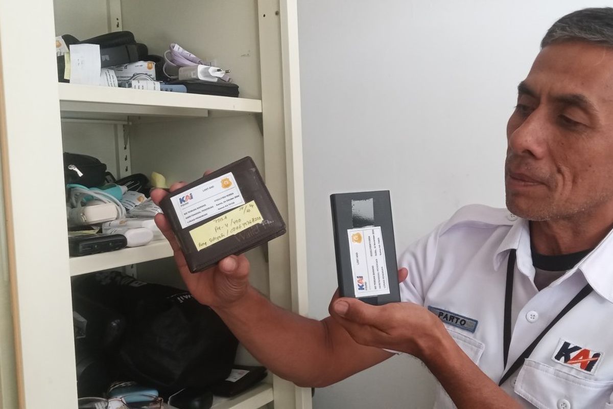 Penyelia Polsuska Daop 2 Bandung Parto Pranoto tengah memperlihatkan barang penumpang yang tertinggal di kereta, saat ini tersimpan di layana lost and found KAI Daop 2 Bandung, Rabu (23/1/2025)