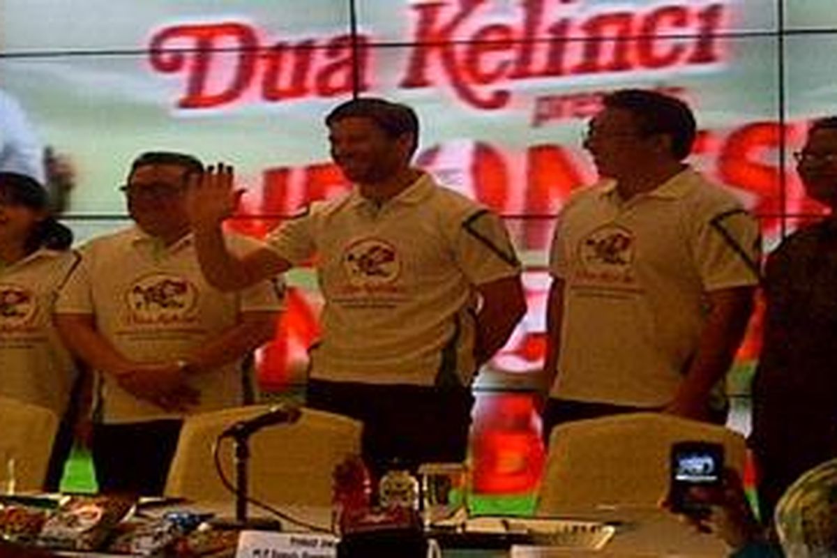 Xabi Alonso (tengah) dan Tunas Dwidharto (PLT Deputi Pemberdayaan Pemuda dan Olahraga/kanan) saat konferensi pers "Indonesia Mengoper Bola 2012" di Hotel Sangri-La, Jakarta, Sabtu (7/7/2012).