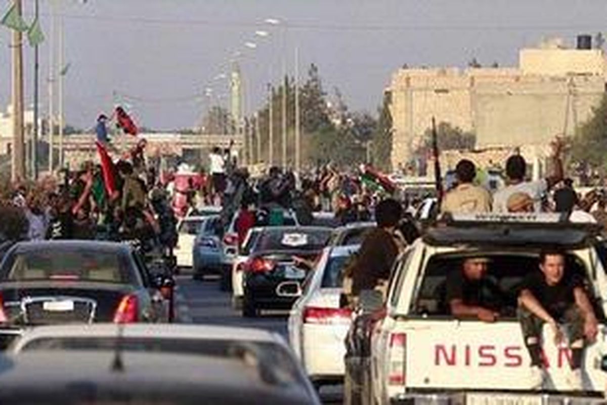 Ratusan mobil memenuhi jalan-jalan masuk ke Tripoli, ibukota Libya. Mobil-mobil itu membawa sekitar 25.000 pasukan pemberontak.