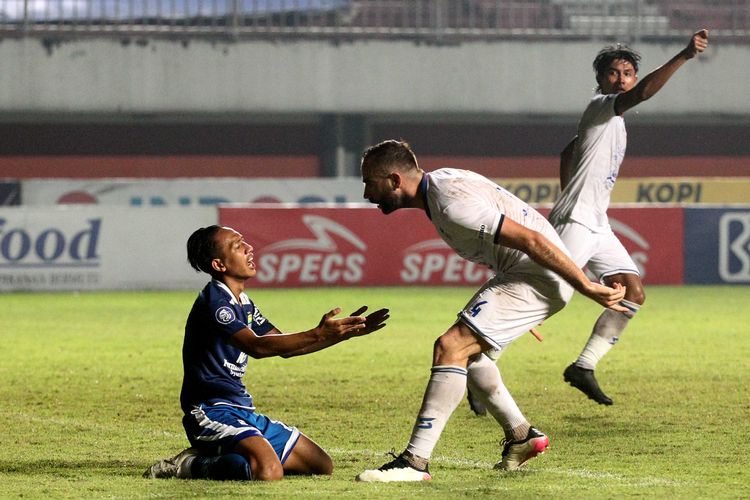 Pemain muda Persib Bandung Beckham Putra Nugraha adu argumen dengan pemain asing Arema FC Sergio Silva pada pertandingan pekan ke-14 Liga 1 2021-2022 yang ber akhir dengan skor 0-1 di Stadion Maguwoharjo Sleman, Minggu (28/11/2021) malam. 