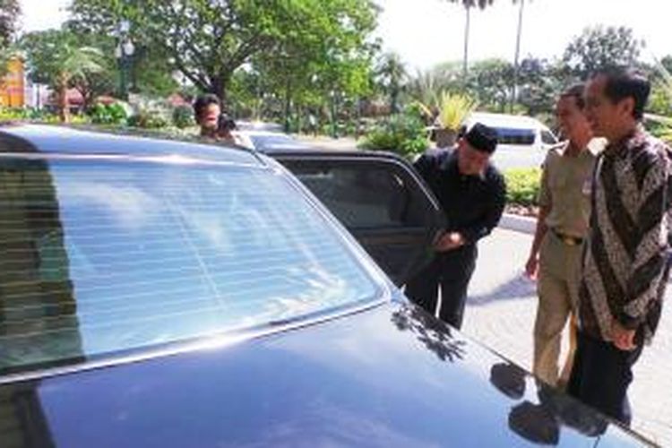 Gubernur DKI Jakarta Joko Widodo (kanan) mengantar politisi senior Partai Persatuan Pembangunan, Hamzah Haz (tidak nampak), ke dalam mobil setelah keduanya melakukan pertemuan di Balaikota Jakarta, Selasa (23/7/2013).