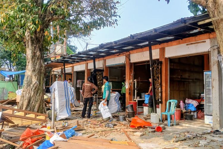Sisa Mainan Rafa dan Runtuhnya Separuh Abad Berjualan di Kios Kebun Binatang Bukittinggi