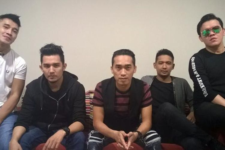 Grup band Hijau Daun yang terdiri dari (kiri-kanan) Rio (pemain drum tambahan), Arya (gitar), Dide (vokal), Array (gitar), dan Richan (bas) diabadikan usai usai tampil dalam program bincang-bincang musik Warung Warner (WarWar) yang disiarkan Kompas.com melalui jaringan internet secara langsung (live streaming) dari kantor label rekaman Warner Music Indonesia, Jakarta Pusat, Rabu (8/7/2015).
