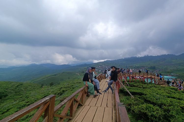 Pemandangan di Taman Langit Pangalengan, Jawa Barat, Sabtu (29/4/2023).