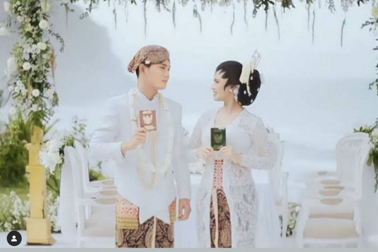 Tri Suaka (kiri) menikah dengan Nabila Maharani di Yogyakarta pada Kamis (27/4/2023).