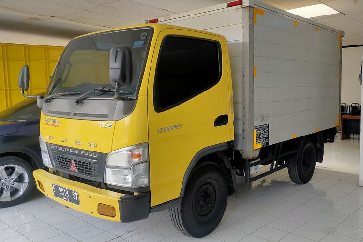 Truk truk engkel boks Mitsubishi Fuso Colt Diesel seken dengan pelat nomor hitam milik Kudus Motor, Bogor 