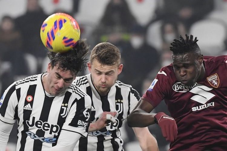 Penyerang Juventus, Dusan Vlahovic, terlibat dalam duel udara pada laga derbi kontra Torino di Stadion Allianz, 18 Februari 2022.