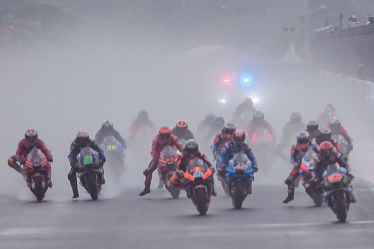 Para pebalap berkompetisi saat balapan MotoGP Indonesia di Sirkuit Internasional Mandalika di Kuta Mandalika, Lombok Tengah, Minggu (20/3/2022).