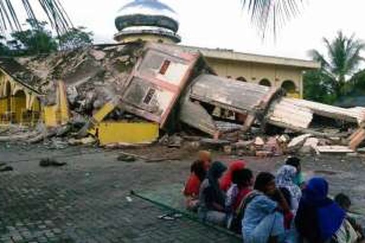 Gempa bumi yang menghantam Provinsi Aceh, mengakibatkan setidaknya 100 orang warga dinyatakan tewas.