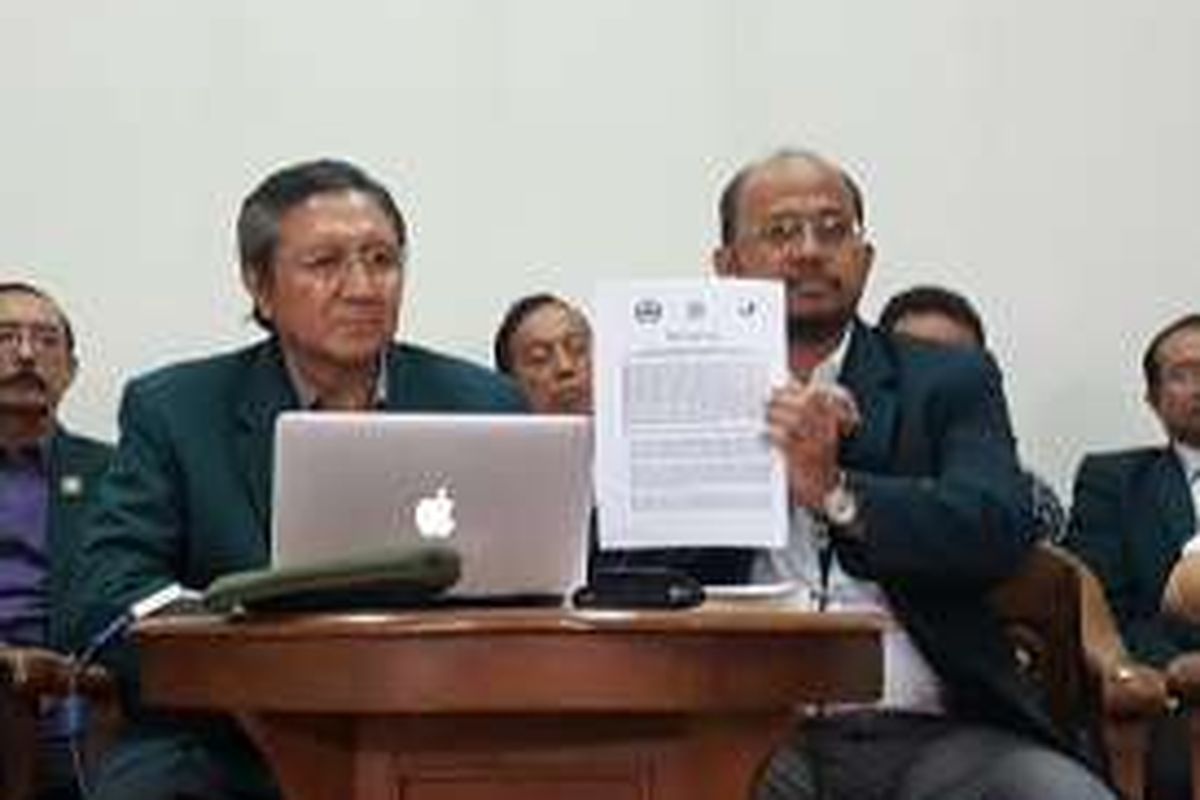 Ketua Persatuan Besar Ikatan Dokter Indonesia (PB IDI), Ilham Oetama Marsis dalam konferensi pers di kantornya, Jalan Sam Ratulangi, Jakarta Pusat, Senin (18/7/2016). 