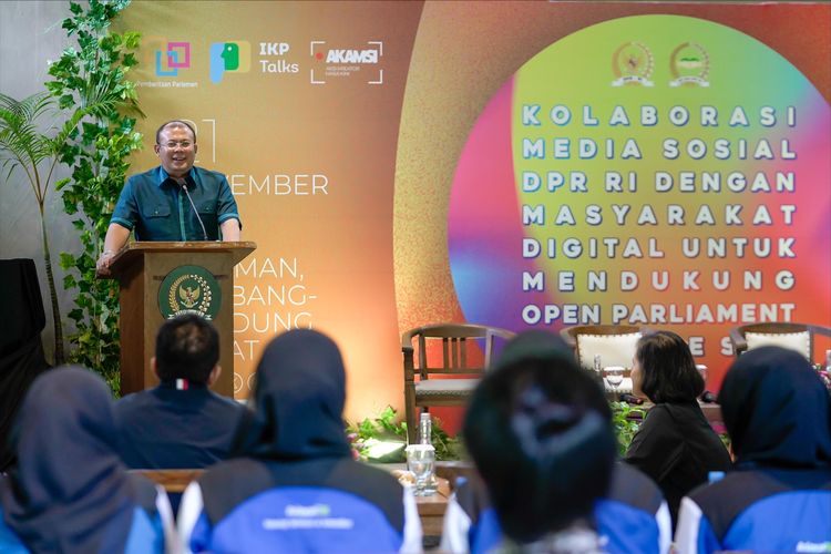 Wakil Ketua DPR RI Korkesra Cucun Ahmad Syamsurijal saat membuka seminar bertajuk Kolaborasi Media Sosial DPR RI dengan Masyarakat Digital untuk Mendukung Open Parliament di Lembang, Bandung, Kamis (21/11/2024).