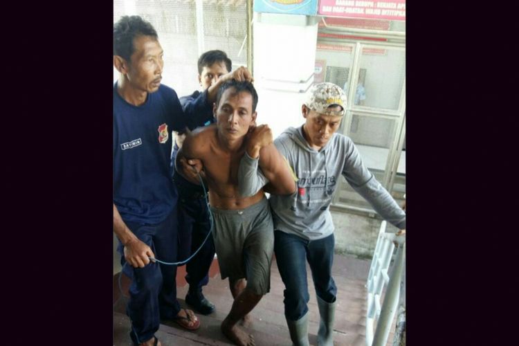 Petugas berhasil menangkap Agus Triyadi bin Masimun, napi Lapas Besi yang kabur di Gladagan, belakang Kompleks Lapas Narkotika, Nusakambangan, Rabu (12/7/2017) sekitar pukul 11.15 WIB.