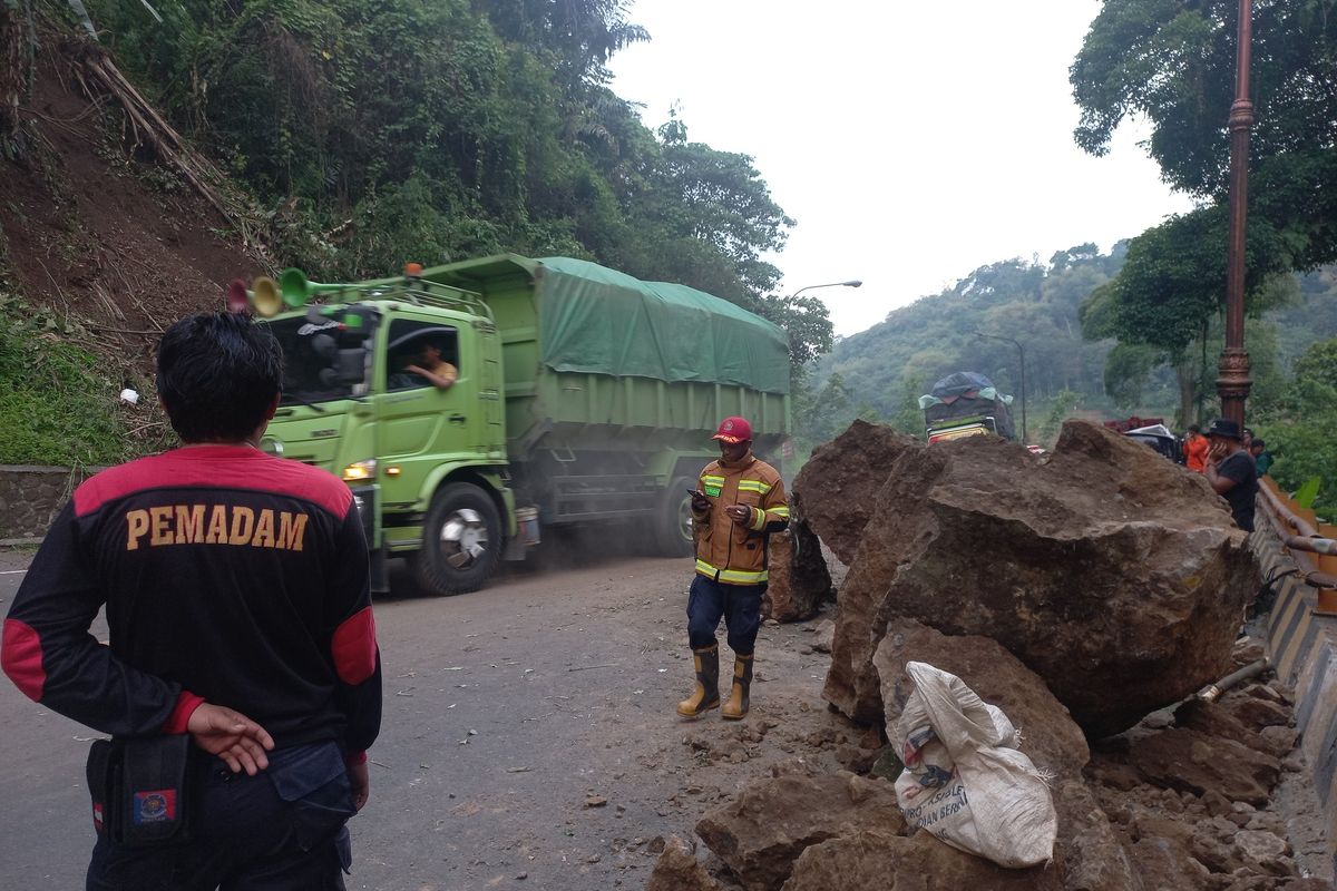 Longsor batuan cadas di Cadas Pangeran, Sumedang, Jabar, Sabtu sore. AAM AMINULLAH/KOMPAS.com