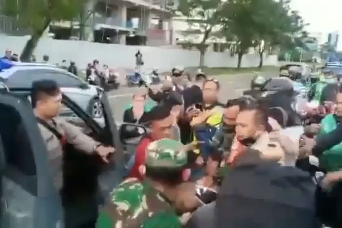 Tangkapan layar video penangkapan terduga pencuri motor di depan pasar swalayan Kawasan Gading Serpong, Tangerang.