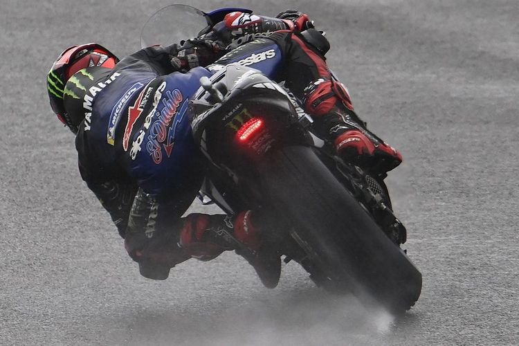 Lampu belakang motor MotoGP saat hujan.