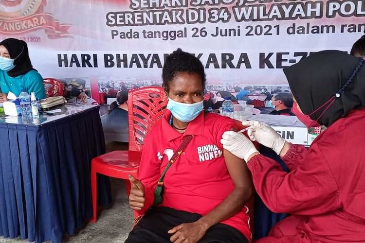 Salah satu warga ikut program vaksinasi yang digelar Polres Mimika, Papua, Sabtu (26/6/2021).