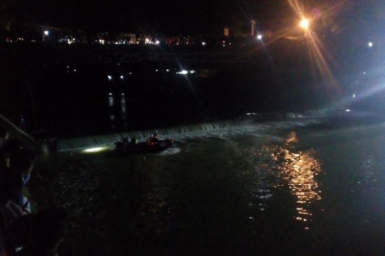 Proses pencarian dilakukan dengan menggunakan dua perahu dibantu alat penerangan.