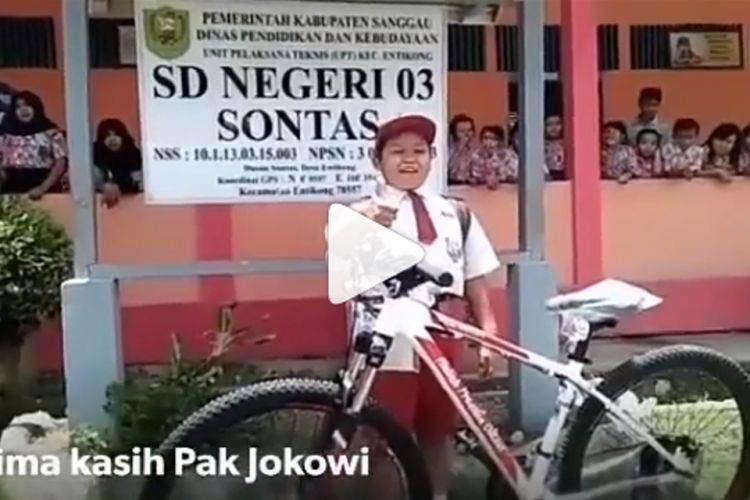 Nursaka bersama sepeda hadiah dari Presiden Jokowi