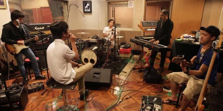 Para personel band d'Masiv berlatih di Musica Studios, Jakarta, Senin (18/2/2013), untuk tampil dalam Java Jazz Festival 2013 di Jakarta. Mereka mendapat jadwal manggung pada hari kedua festival itu, Sabtu (2/3/2013). 