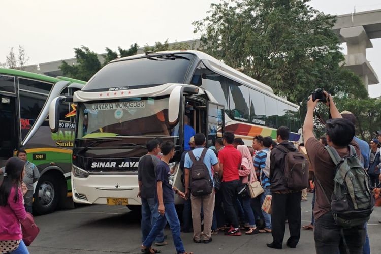 Peningkatan jumlah penumpang arus balik di Kampung Rambutan mulai terasa, Selasa (19/6/2018)