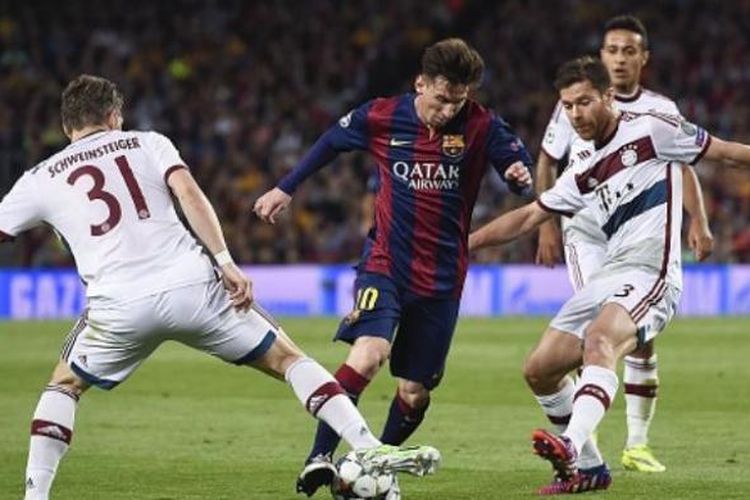 Striker Barcelona, Lionel Messi (tengah), mencoba melewati hadangan dua pemain Bayern Muenchen, Bastian Schweinsteiger (kiri) dan Xabi Alonso (kanan), pada laga semifinal Liga Champions di Camp Nou, Rabu (6/5/2015).