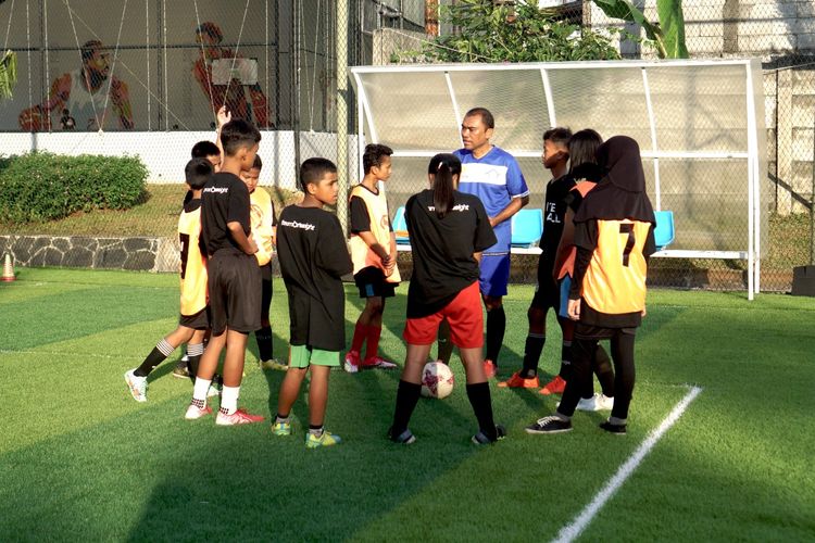 Triyasa memberikan fasilitas kepada 30 orang anak berupa akses gratis ke lapangan mini soccer milik Maiin, coaching clinic seputar sepak bola, serta berbuka puasa bersama.