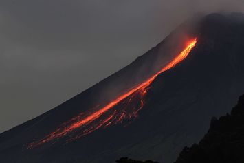 Gunung Merapi Semburkan Awan Panas, Waspada Radius 5 KM dari Puncak