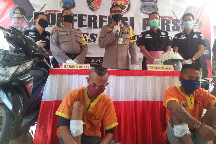 Kedua tersangka saat dihadirkan dalam rilis pengungkapan kasus di Mapolres Lamongan, Rabu (13/5/2020).