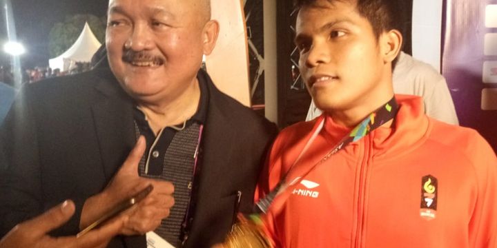 Gubernur Sumsel Alex Noerdi dan Muhammad Hinayah atlet panjat tebing peraih medali emas.