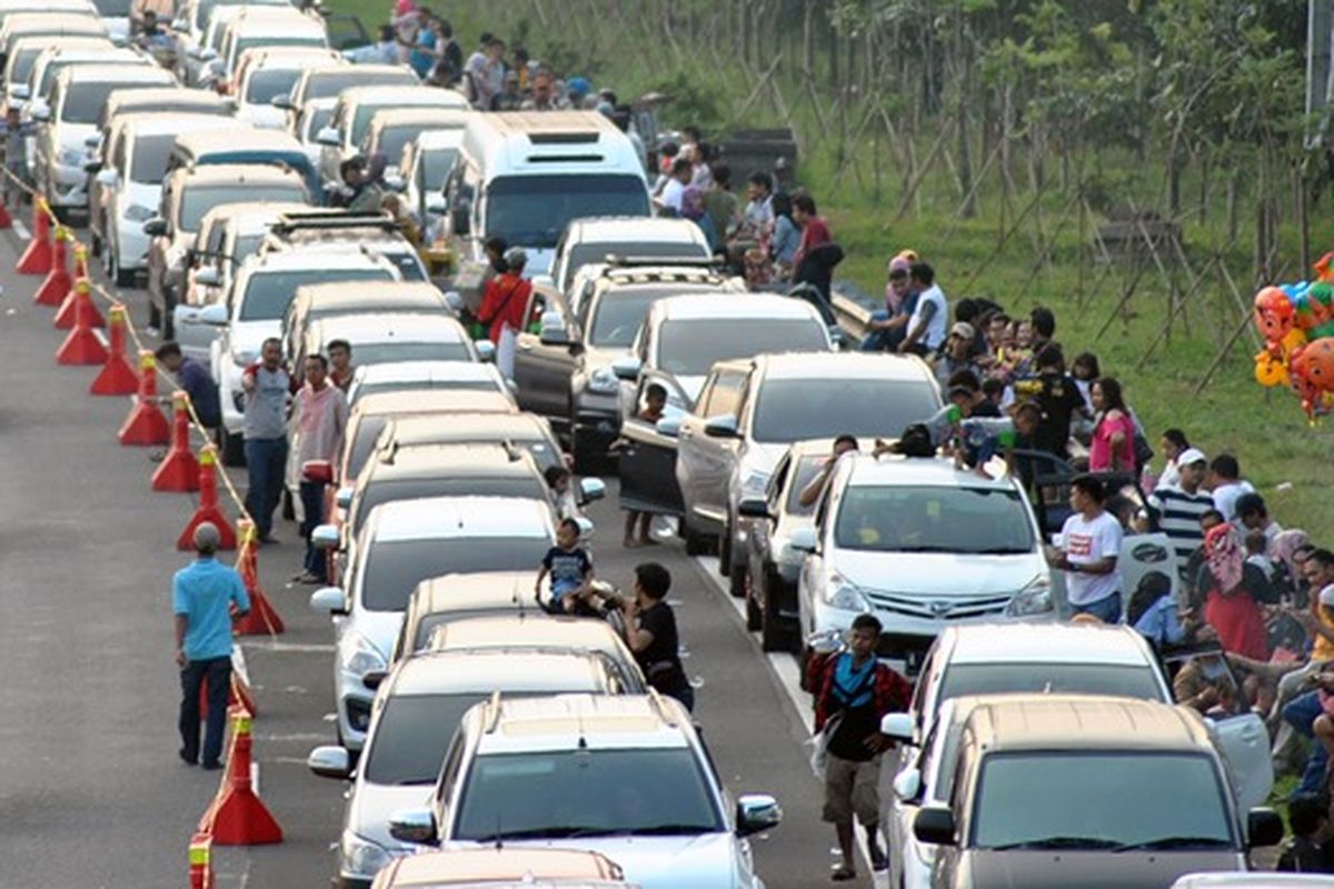 Antrean panjang kendaraan memadati keluar pintu tol Gadog, Ciawi menuju jalur Puncak, Kabupaten Bogor, Jawa Barat, Sabtu (16/6). Polres Bogor mencatat jumlah kendaraan yang masuk ke jalur wisata Puncak sebanyak 33.754 mobil pribadi yang ingin memanfaatkan libur hari raya Idulfitri 1439 H sehingga diberlakukan sistem satu arah untuk mengurangi kepadatan di kawasan tersebut. 