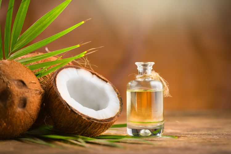 Ilustrasi minyak kelapa. Minyak kelapa dapat menjadi alternatif untuk merawat kulit, seperti meredakan kulit kering dan mengobati luka ringan.